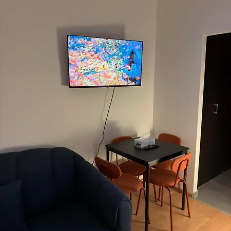 Cozy Near Center With Easy Transport Access