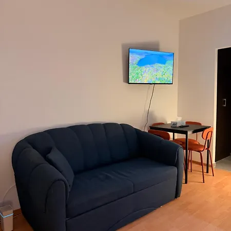 Cozy Near Center With Easy Transport Access